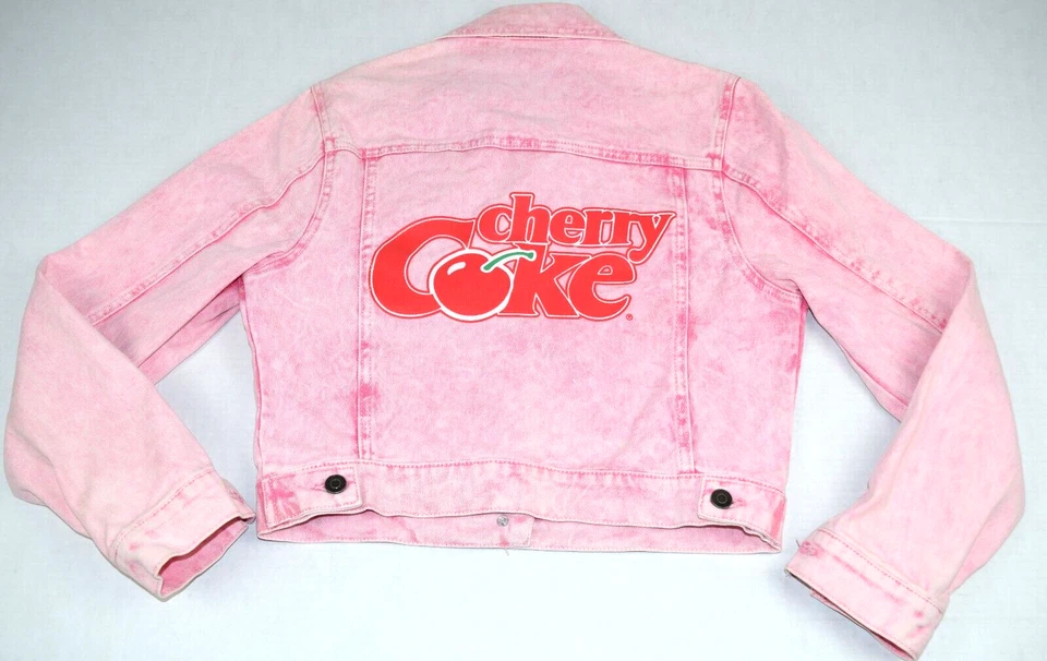 Chaqueta Jean Retro Coca-Cola Talla M Rosa Brillante Cerezo Coca-Cola Logotipos c.2018 Foto 4 de 4
