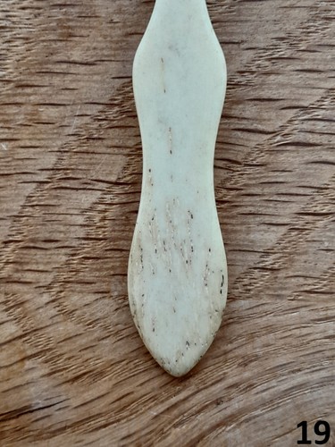 Collection of Four Antique Hand Carved Cow Bone Spoons - Length: 12 cm - Picture 19 of 19