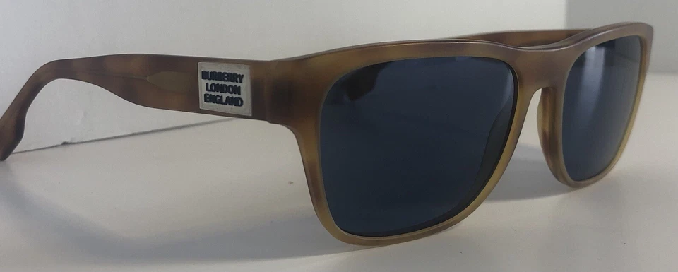 Gafas de sol Burberry Londres Inglaterra. Marcos marrones. Hecho en Italia. Some Wear Foto 3 de 4
