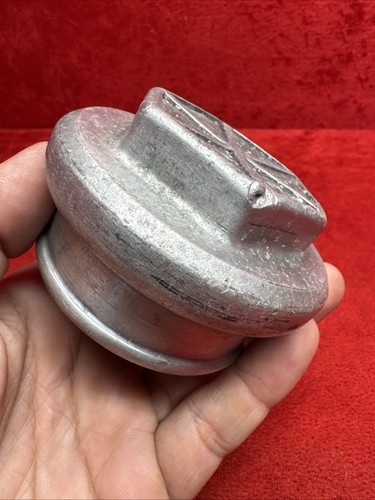 ✨Barn Find✨ OG Antique 1920s Studebaker Aluminum Threaded Center Hubcap - Picture 7 of 12