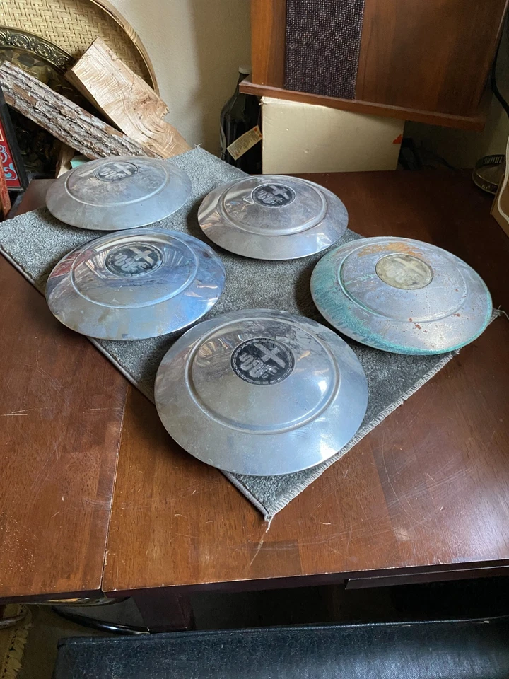Lot of Original 1960s Alfa Romeo 705 101 Series Hubcaps Spider Sprint - Image 4 of 4