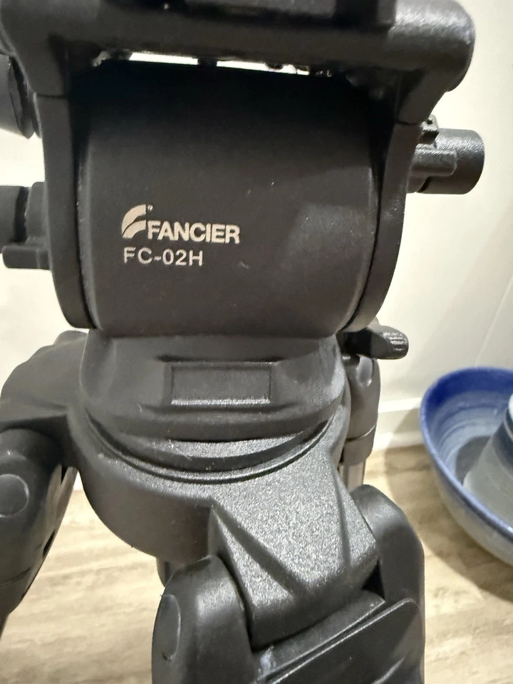 Trípode de video profesional Fancier FC-02H con cabezal fluido y estuche de transporte de aluminio Foto 2 de 4