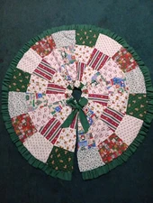 Beautiful Vintage Handmade Christmas Tree Skirt Quilt Mid Century Mod Country