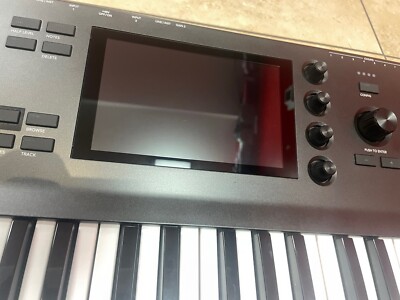 Akai Professional MPC Key 61 Standalone Sampler and Akai Professional MPC Key 61 Standalone Sampler and