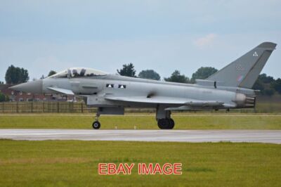PHOTO  AEROPLANE EUROFIGHTER TYPHOON FGR4 'ZK300 / H' C/N 200 L/N BS052. OPERATE