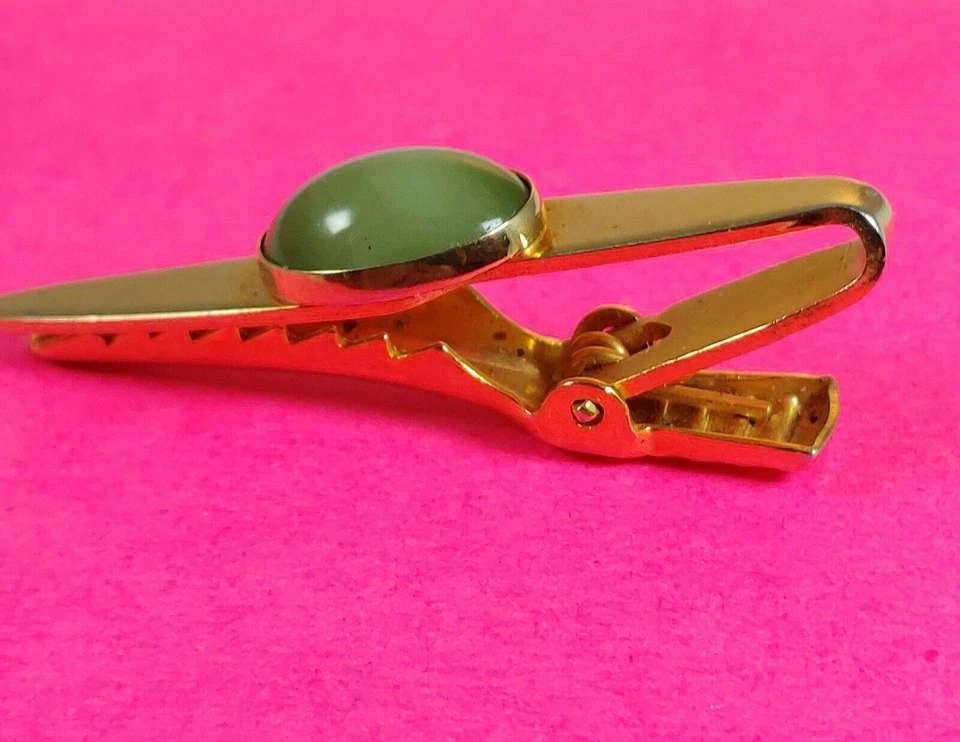 Clip de corbata de jade vintage piedra cabujón verde tono dorado  Foto 2 de 4