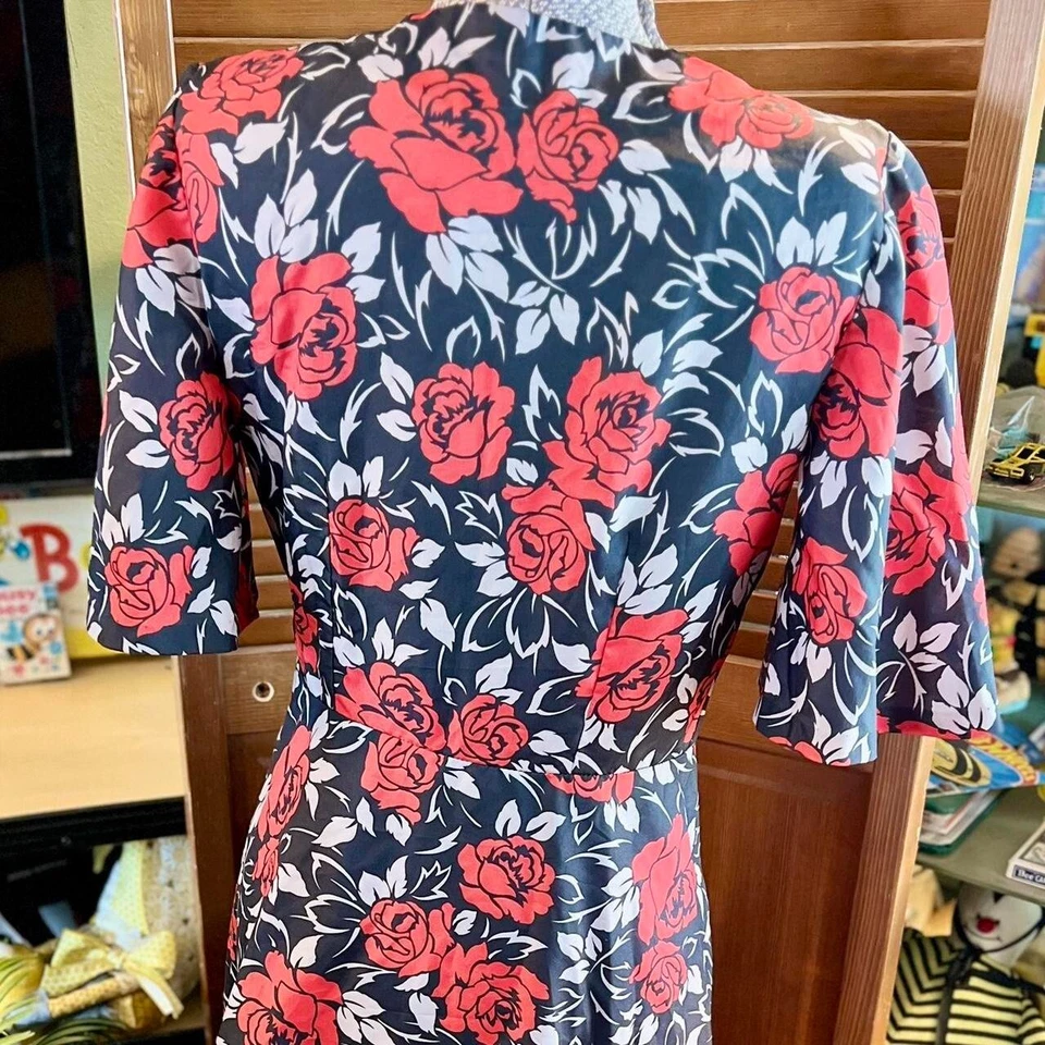 Vintage Red Rose Robe w. Black background &Red Roses - Image 4 of 4