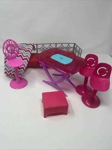 Barbie Traumhaus Möbel Konvolut: Couch, zwei Stühle, Esstisch, Stuhl & Ottomane