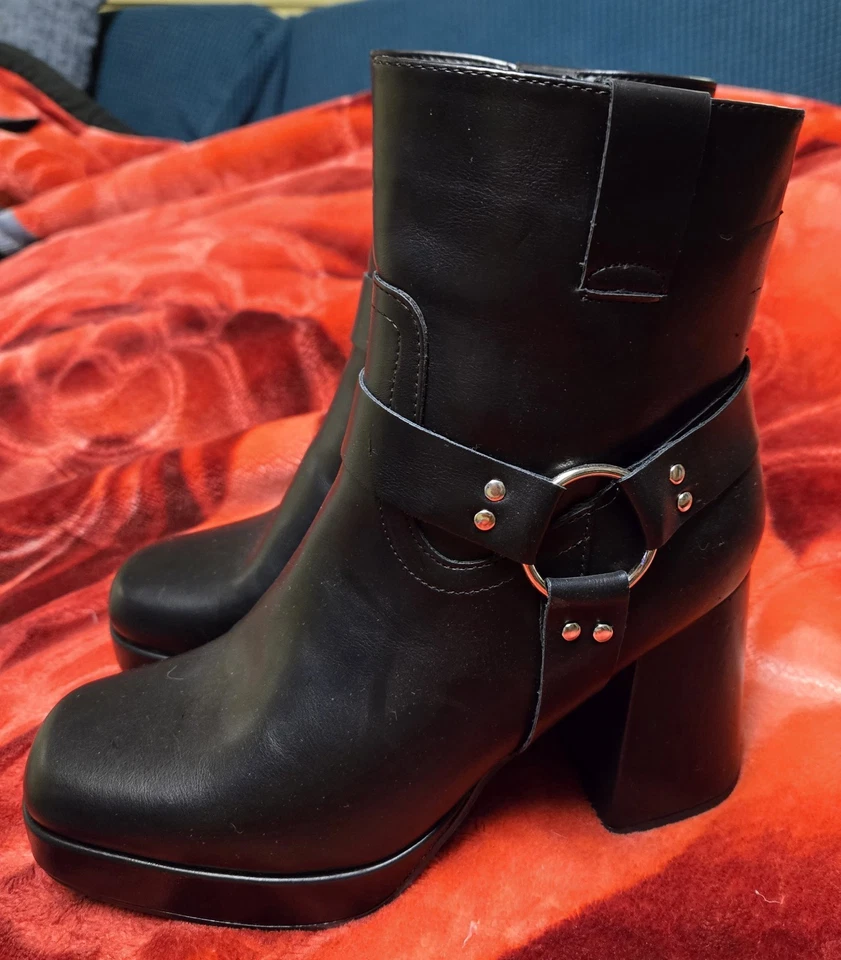 Botas TopModa para mujer negras de imitación de cuero con cremallera lateral de tacón bloque talla 8,5 hebillas Foto 2 de 4