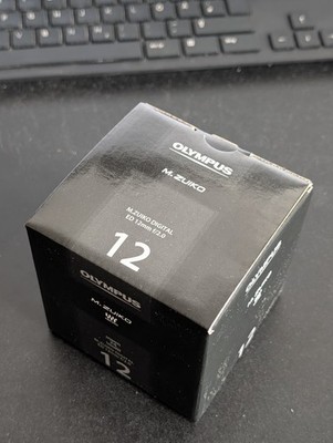 Olympus M.Zuiko Digital ED f/2,0 - Schwarz NEU in OVP Rechnung 12/25