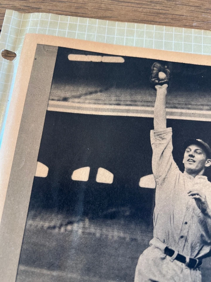 1934 Butterfinger Premium Joe Vosmik/Joe Kuhel R310 Glued Original Ungraded - Image 2 of 4