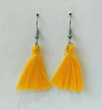 1 PAIRE de BOUCLES D'OREILLES POMPONS JAUNES ACIER INOXYDABLE HYPOALLERGENIQUE