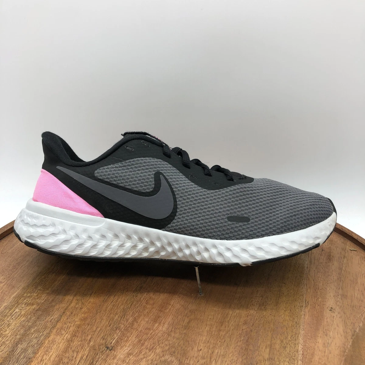 Woman nike revolution top black and pink
