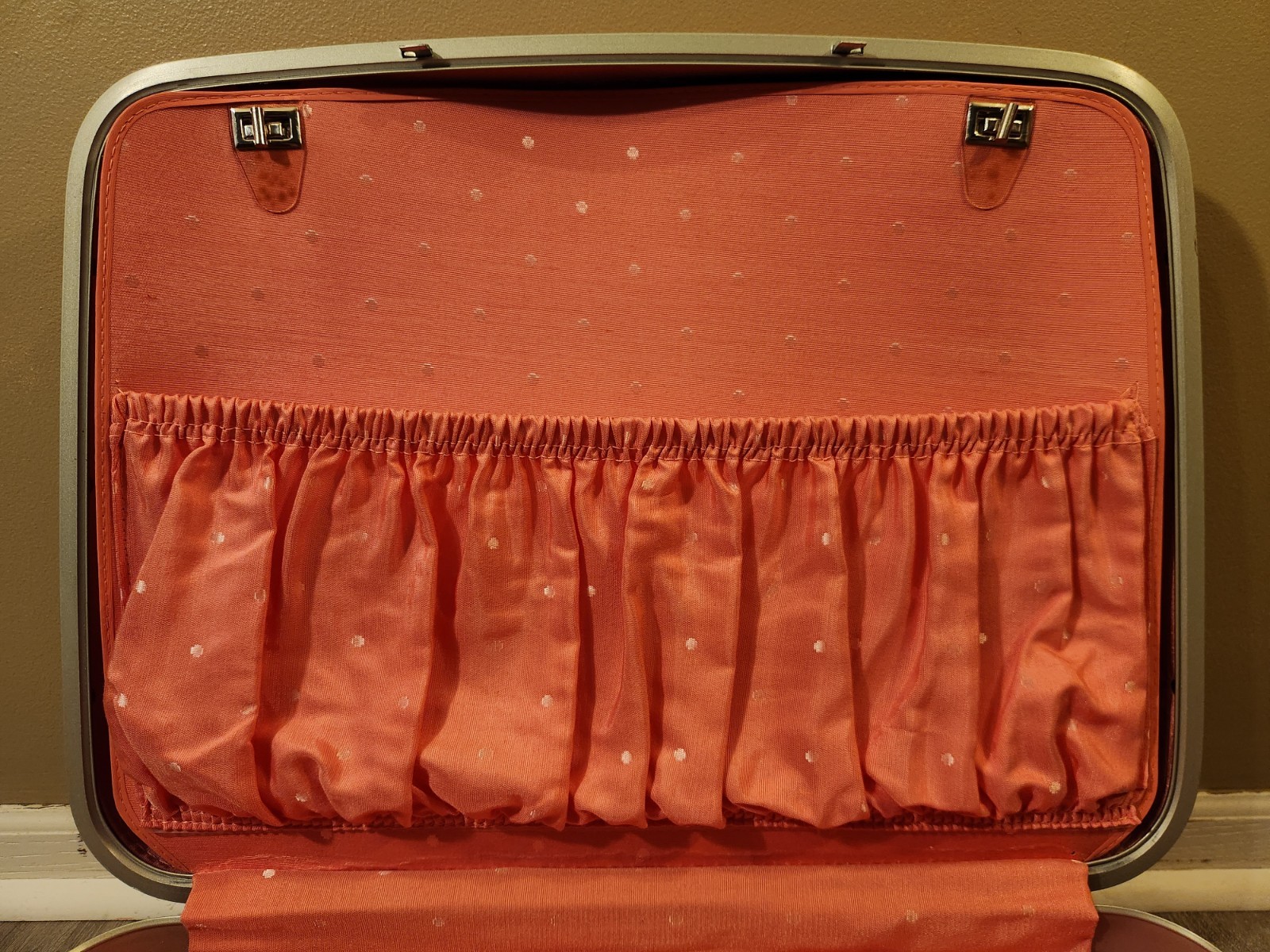 Vintage Samsonite Silhouette Suitcase Hardcover Carry On Red with Key 20x15x8 