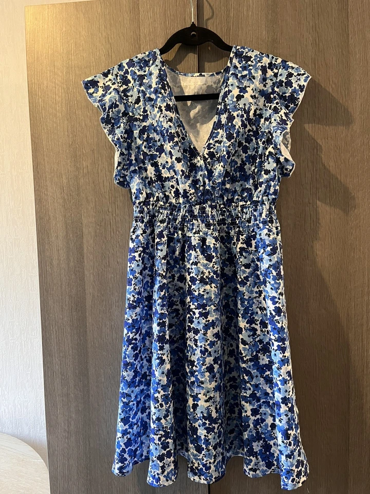 Robe Shein – Motif fleurs bleues et blanches – Taille M (38) –Décolleté V–Fluide - Photo 1/4