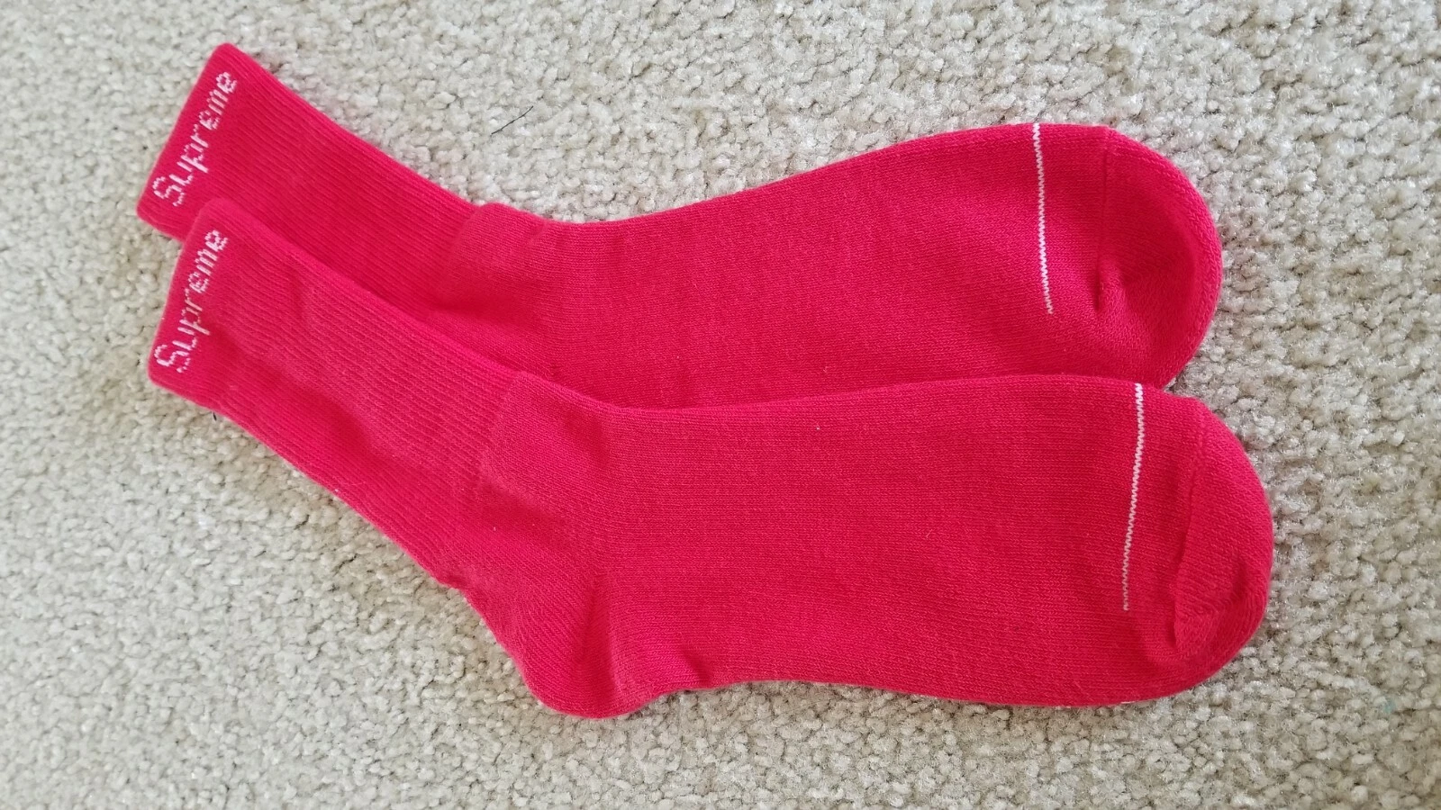 Chaussettes Supreme Hanes rouge avec étiquette blanche Supreme (UNE PAIRE UNIQUE) 100% authentiques