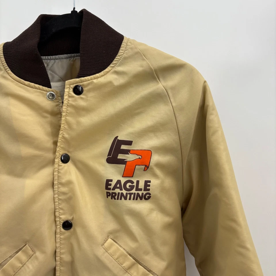 Chaqueta de bombardero vintage con estampado de águila DeLong para hombre marrón tostado acolchada forrada pequeña Foto 3 de 4