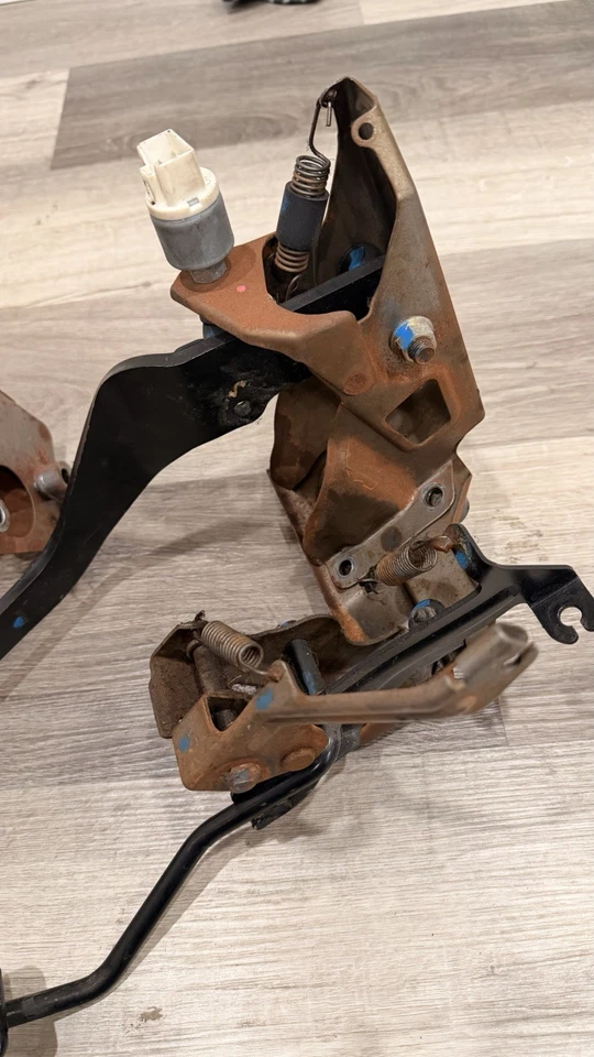 92-2000 Honda Civic Manual Pedal Assembly OEM - Image 3 of 4