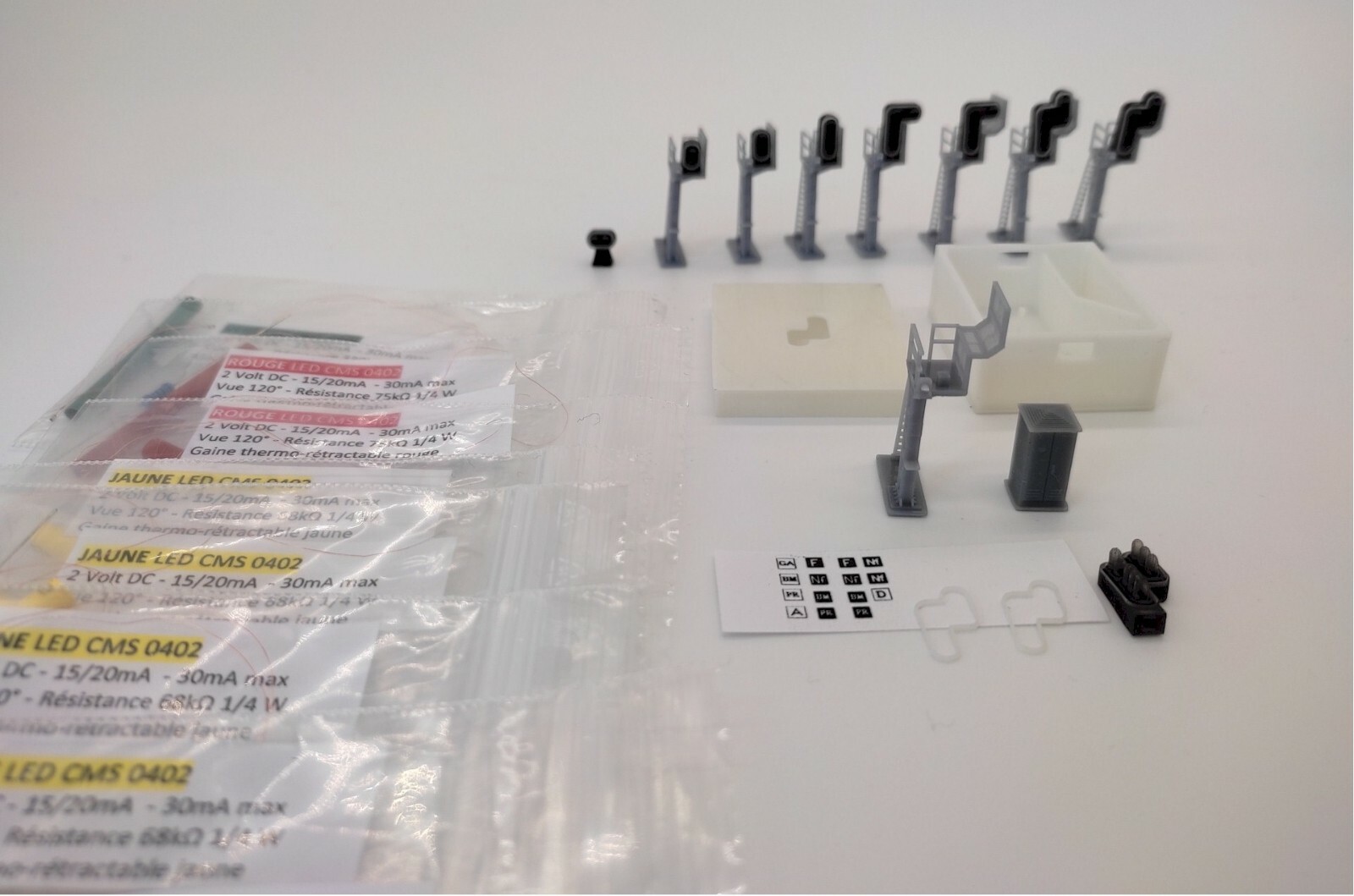 Kit 1 Potence + 2 Nacelles Sémaphores Échelle N 1/160 – Résine – Promo