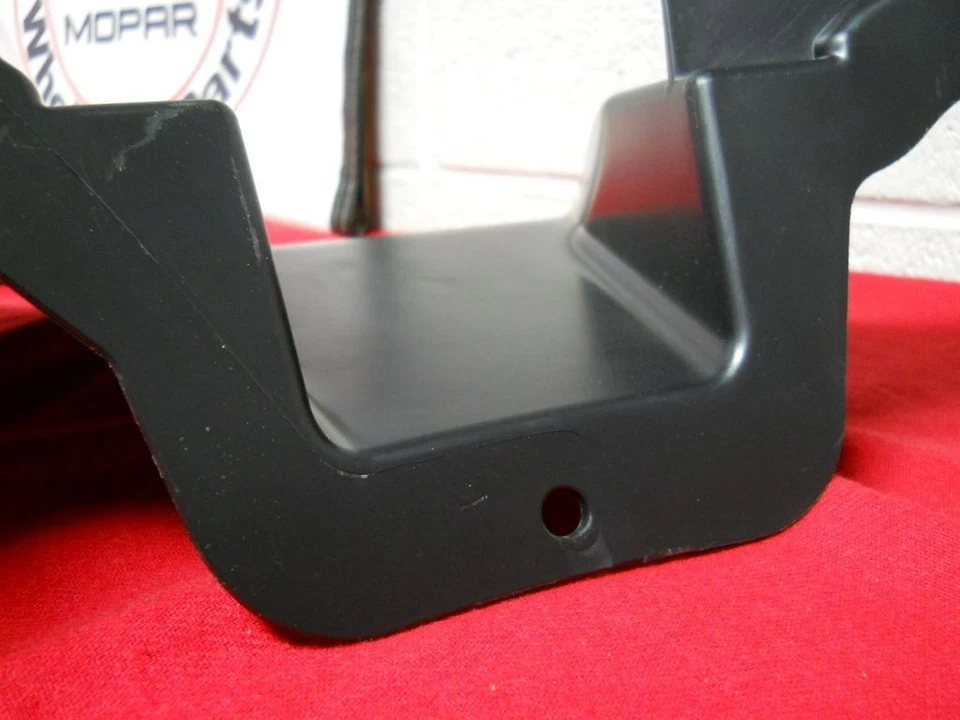 Dodge Charger Chrysler 300 Protector Frontal Vientre Pan Presa de Aire Cubierta Tracción trasera Nuevo Mopar Foto 3 de 4