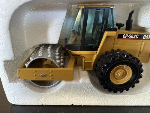 Launch Edition #111 NZG 1:50 CAT CP-563C Vibratory Soil Compactor - Picture 5 of 7