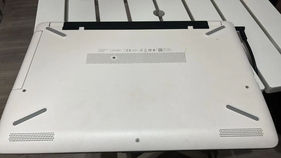 Notebook HP bianco - Immagine 3 di 4