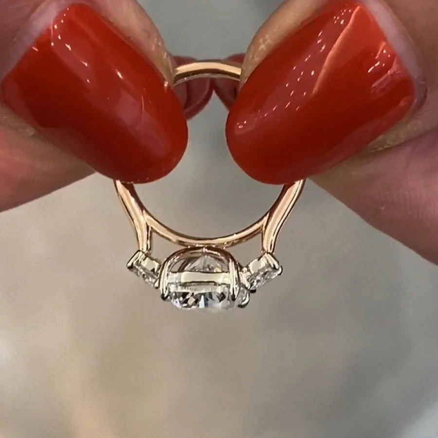 Anillo de tres piedras de diamantes cultivados en laboratorio con cojín IGI 3,50 quilates E VS1 en oro de dos tonos de 14 k Foto 4 de 4