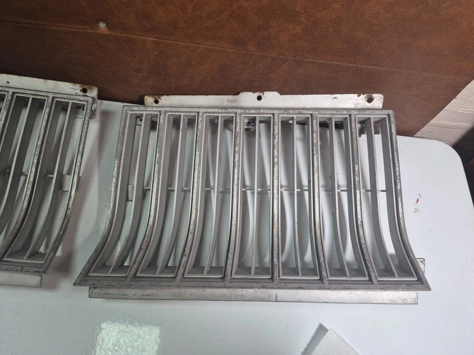 Par de rejilla Oldsmobile Cutlass original GM 1982-1986 442 Foto 2 de 3