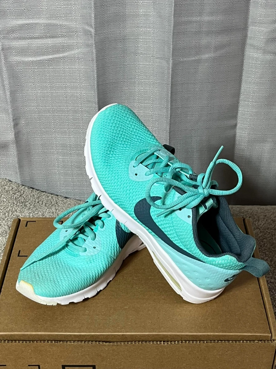 Nike air max top motion lw trainers