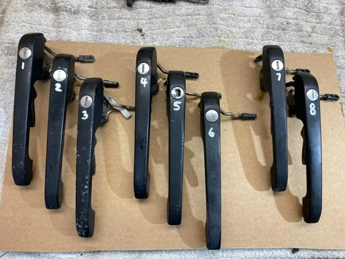 Porsche 944 - passenger side door handle - left side - 924 s2 turbo (1 - 8)