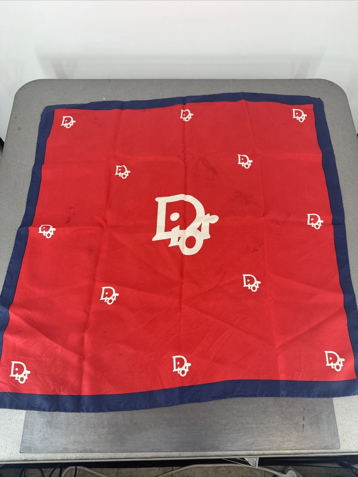 Mouchoir Christian Dior bleu et rouge à nettoyer en l'état