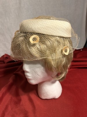 Vintage Ivory Pillbox Hat With Netting And Velvet Ring  display picture 2