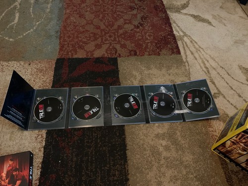 True Blood Seasons 1-4 DVDs Box Sets sehr guter Zustand. Kostenloser Versand Vorteile Wohltätigkeitsorganisation - Bild 3 von 12