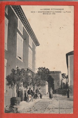 CPA - CHATEAUNEUF DU RHONE - 26 - LA POSTE - EINFAHRT IN DIE STADT