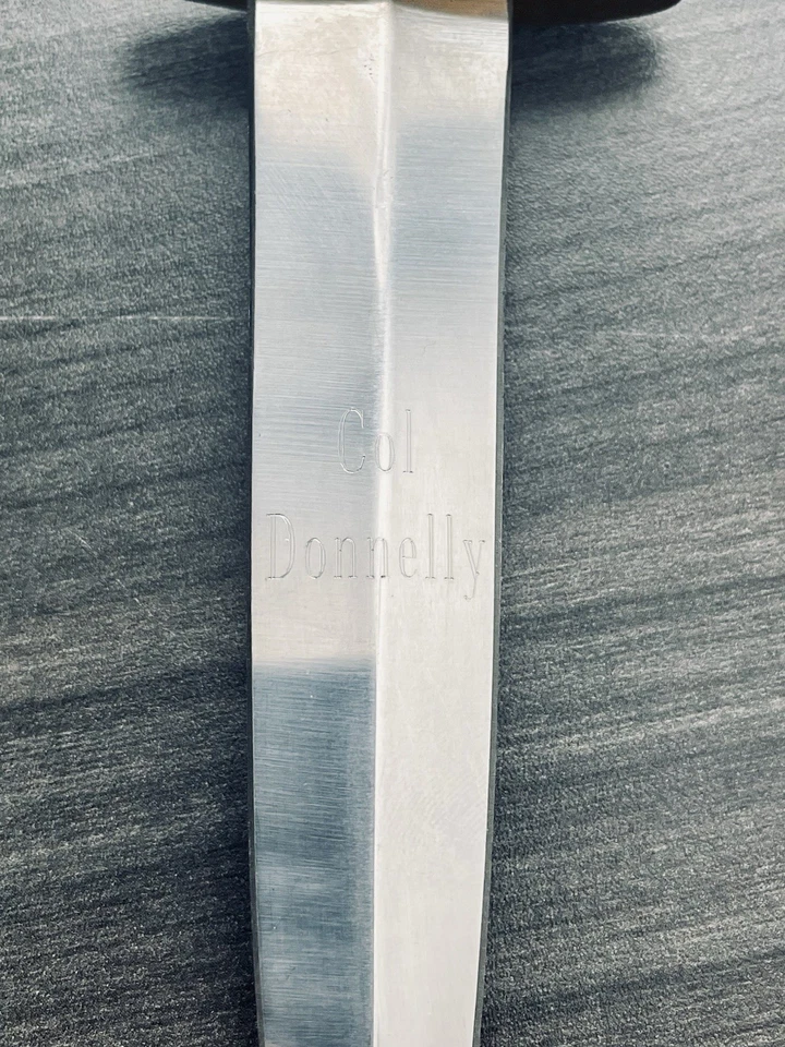 Daga de colección con empuñadura de latón hecha en Pakistán 7,75 pulgadas con hoja de 4,4 pulgadas grabada Foto 2 de 4