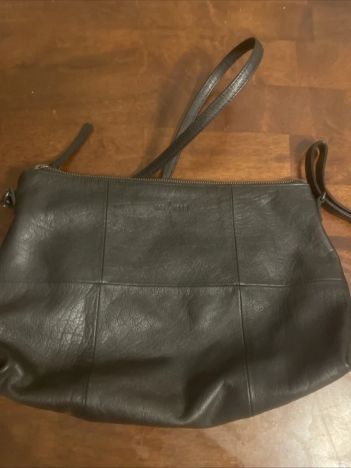 Bolsa tiracolo de couro preta Day & Mood limpa em bom estado. 10 X 14 polegadas - Imagem 2 de 4