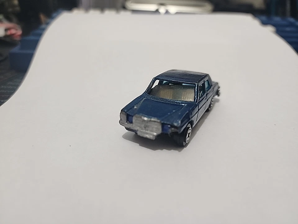 De colección Verano Raro Azul Mercedes-Benz 240 D Sedán #S688 1:64 Algo Dañado Foto 2 de 4