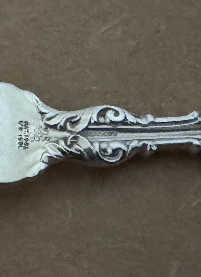 "TENEDOR DE FRESA ESTERLINA WHITING MFG LILY 4 1/2"" PIEZA ANTIGUA" Foto 4 de 4