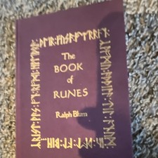 Le livre des runes de Ralph Blum avec lot de pierres runiques