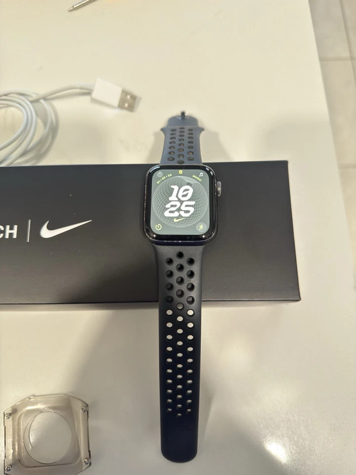 Nike I Watch Series 5 - Image 2 of 4
