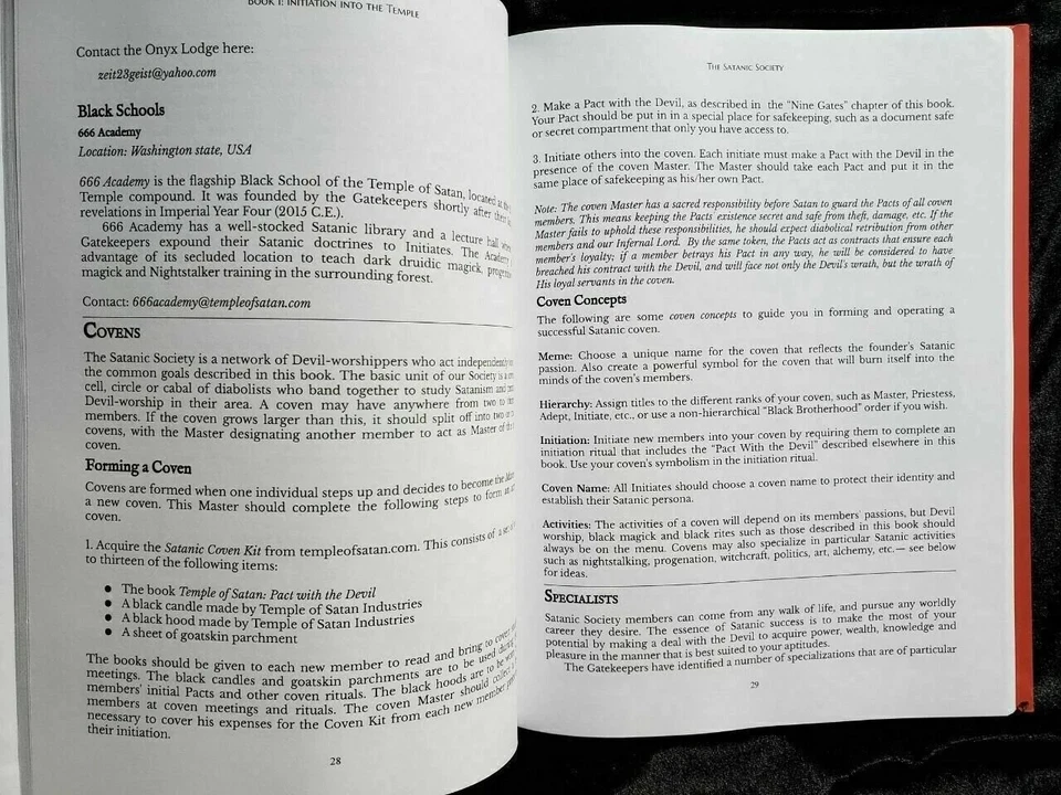 Kit Alto Sacerdote Sexual Satánico: ¡Bata, Capucha, Libro Templo de Satanás y 5 Velas Negras! Foto 3 de 4