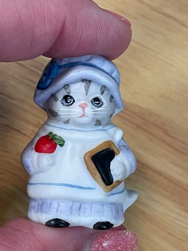 Vintage Kitty Cucumber One Plus One Thimble B.S. Schmid Figurine Blue Dress - Picture 5 of 6