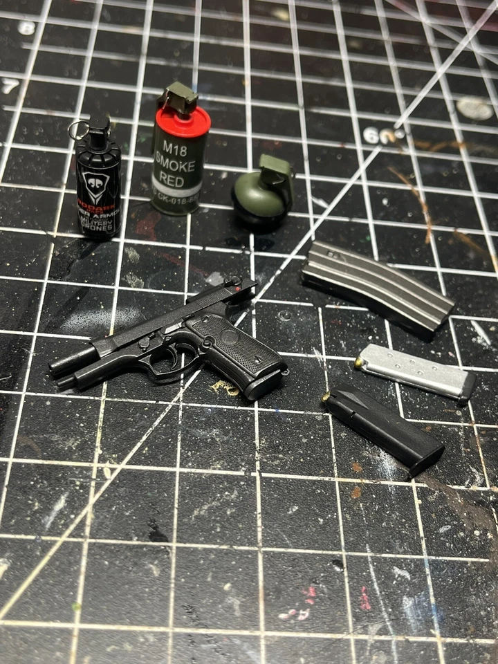 Soldier Story escala 1/6 DAMTOYS PubG Battlegrounds - LOTE DE PISTOLA Y EQUIPO BERETTA🪖 Foto 2 de 4