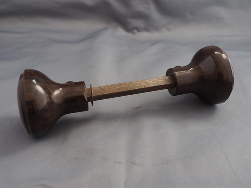 Vintage Bakelite Door Knobs with spindle - Afbeelding 2 van 3