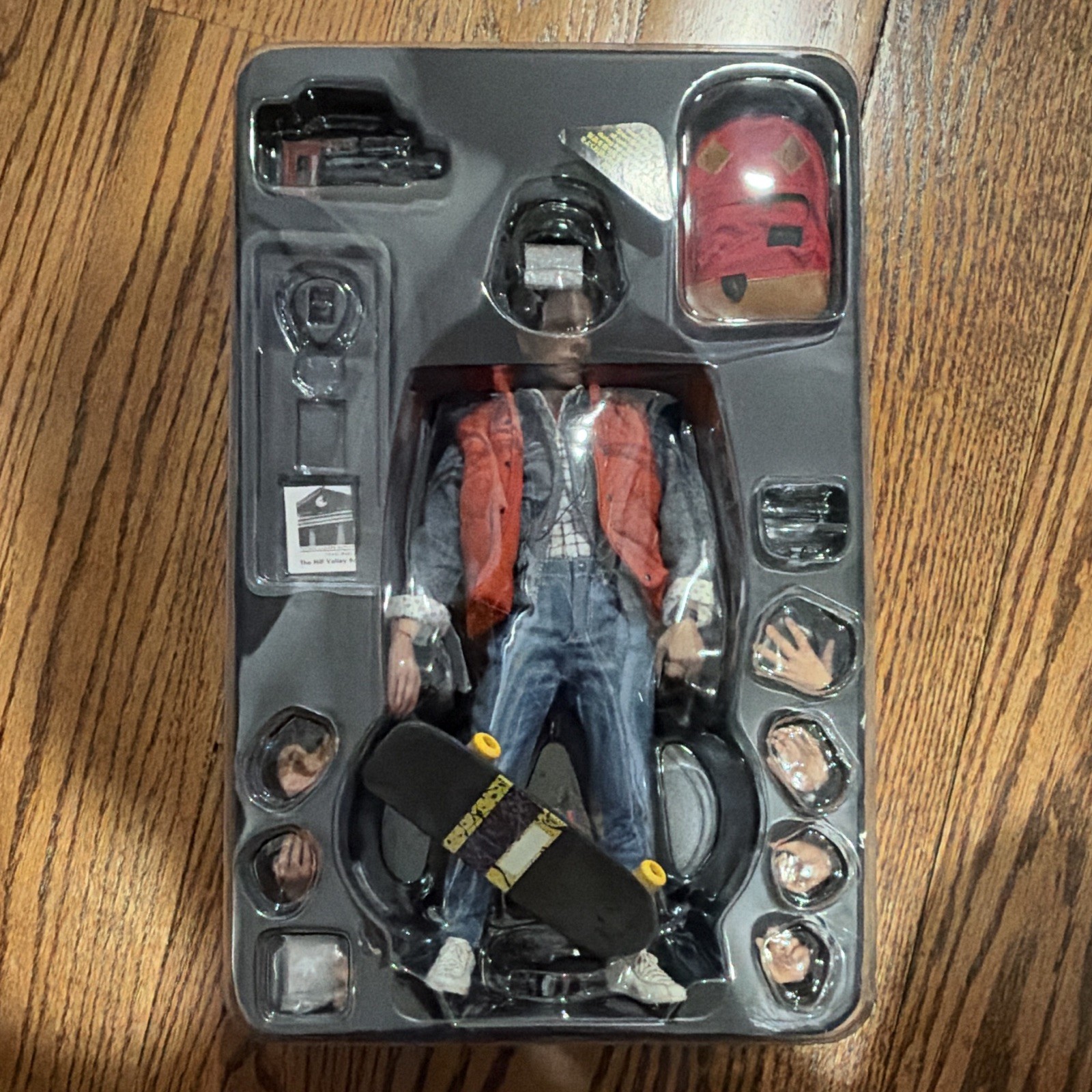 HOT TOYS Back to the Future Marty McFly 1:6 Action Figure w/ Skateboard ...