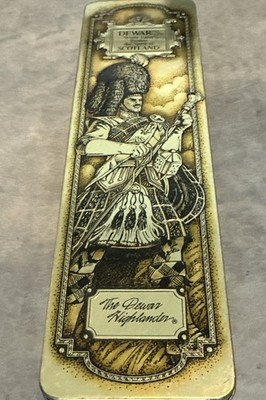 #8113 VINTAGE DEWARS HINGED ''WHITE LABEL'' EVOKES THE SPIRIT OF SCOTLAND TIN