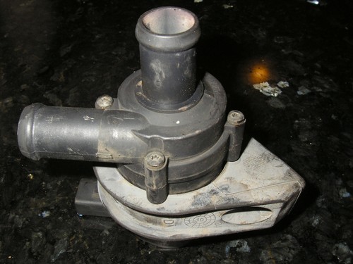 VW Golf 5 AUDI A3 8P SEAT SKODA Variant Zusatzwasserpumpe 1K0965561L Original