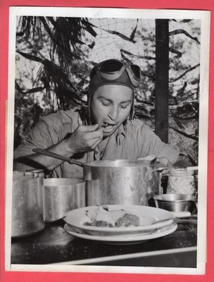 1942 USAAF Fighter Pilot Eating Chow in Australia 6x8 Original Press Photo