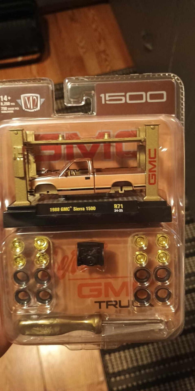2024 M2 MACHINES 1988 GMC SIERRA 1500 TRUCK MODEL KIT R71 24-25 GOLD CHASE 1/750