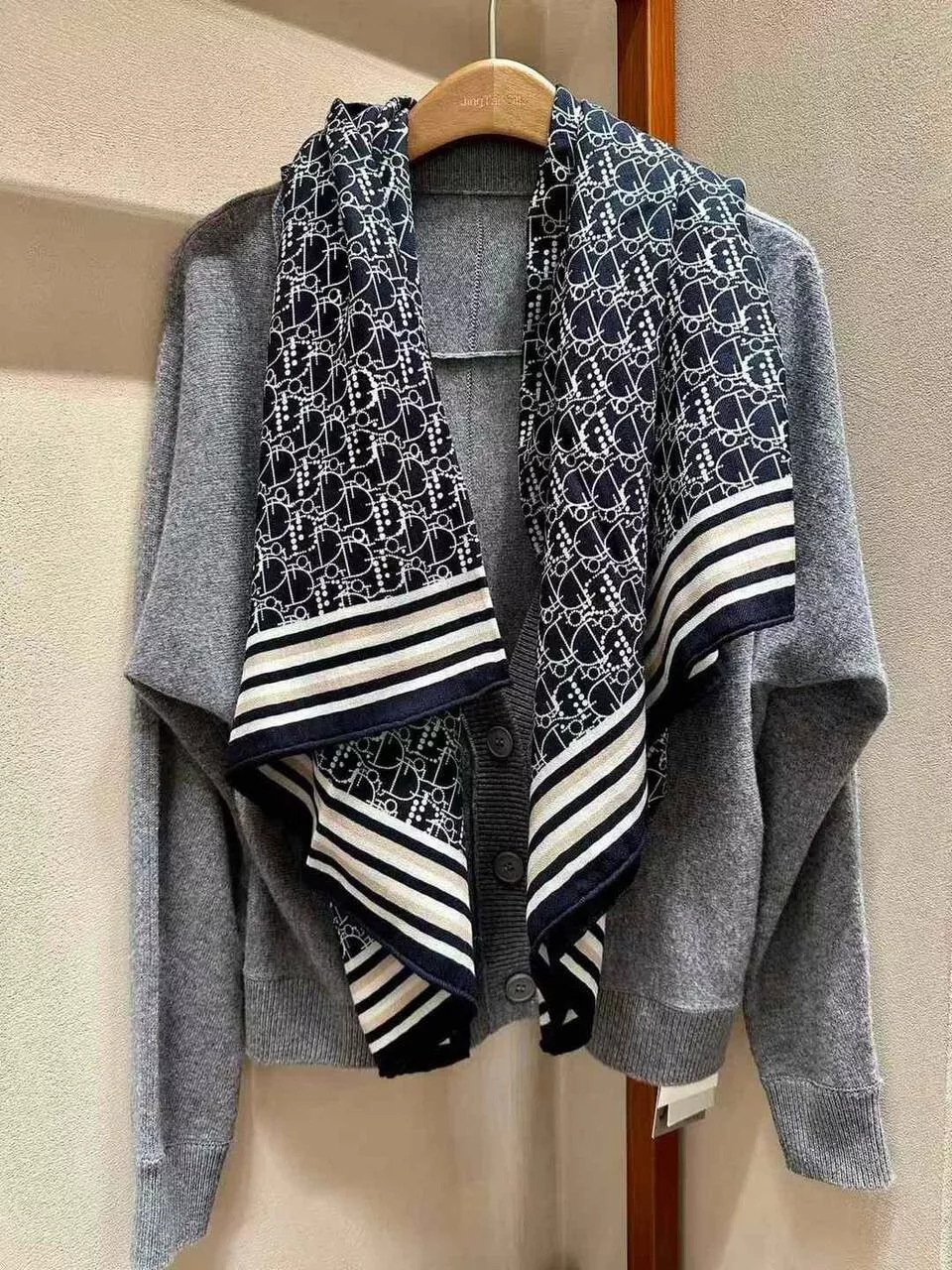 Foulard trotteur femme en soie bleu marine motif complet